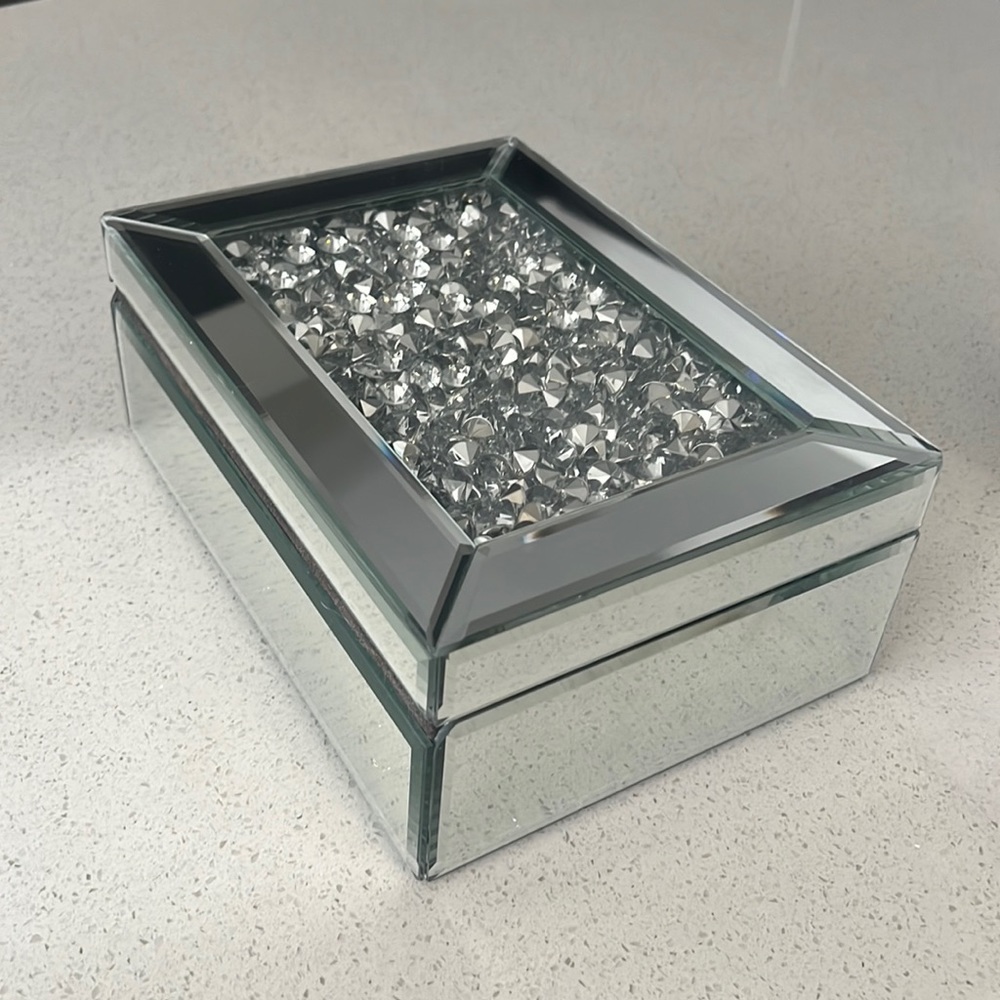 NWOT Diamond Encased Top with Glass Mirror Detail All Around Keepsake Box